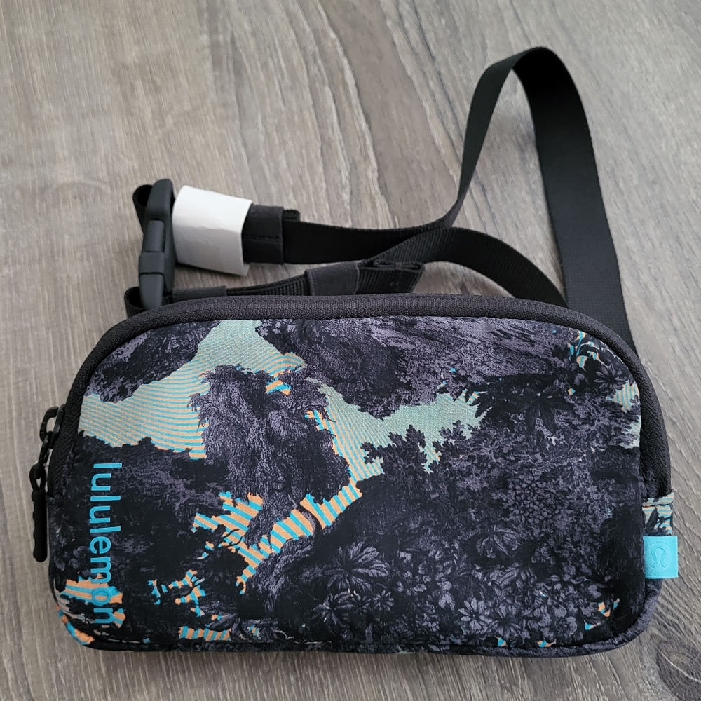 Lululemon Mini Belt Bag in Psychedelic Toile Peri Purple Multi BNWT